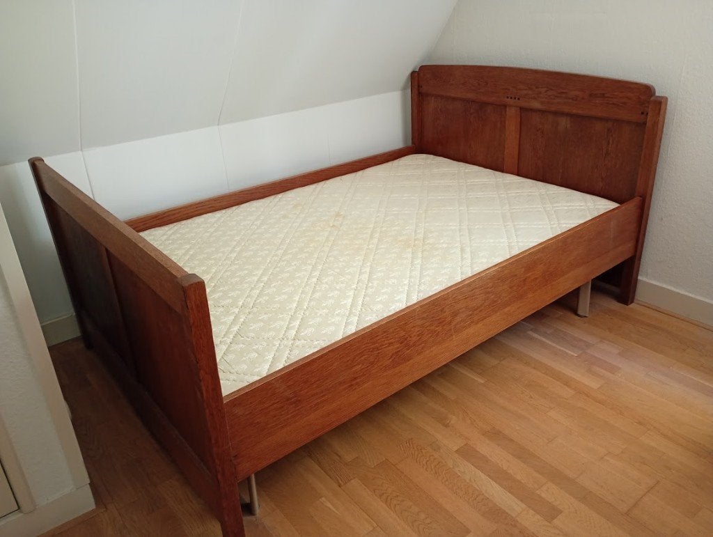 Bed (197 x 136 x 49), Huis en Inrichting, Slaapkamer | Bedden, Ophalen, Gebruikt, Bruin, Klassiek