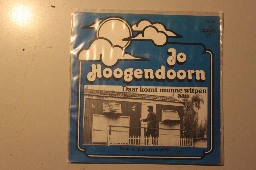700k = jo hoogendoorn--a--daar komt munne witpen aan--b--zit, Ophalen of Verzenden, Gebruikt, Nederlandstalig