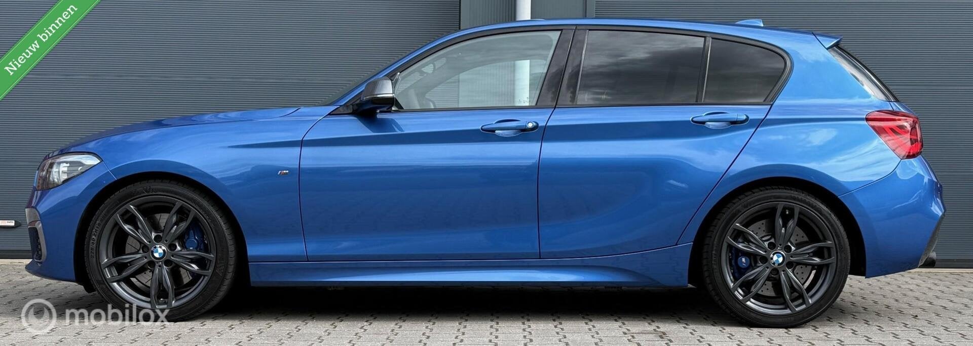 BMW 1-serie M140i xDrive LCI2 Edition Shadow Executive Navi+, Auto's, BMW, Gebruikt, Met garantie (alle), Blauw, 340 pk