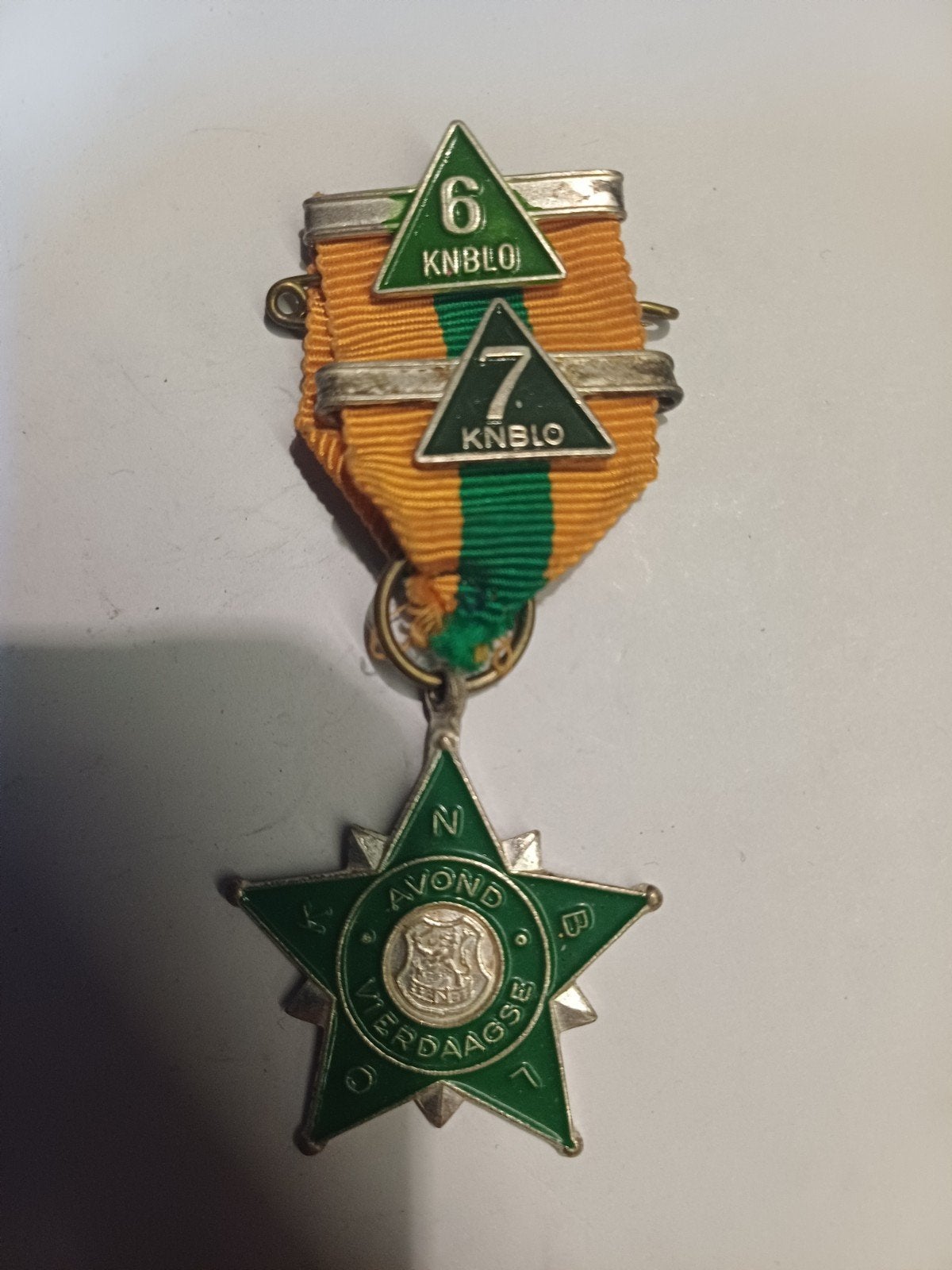 Vintage KNBLO Avondvierdaagse Medaille met Nummers 6 en 7, Ophalen, Overige materialen, Nederland