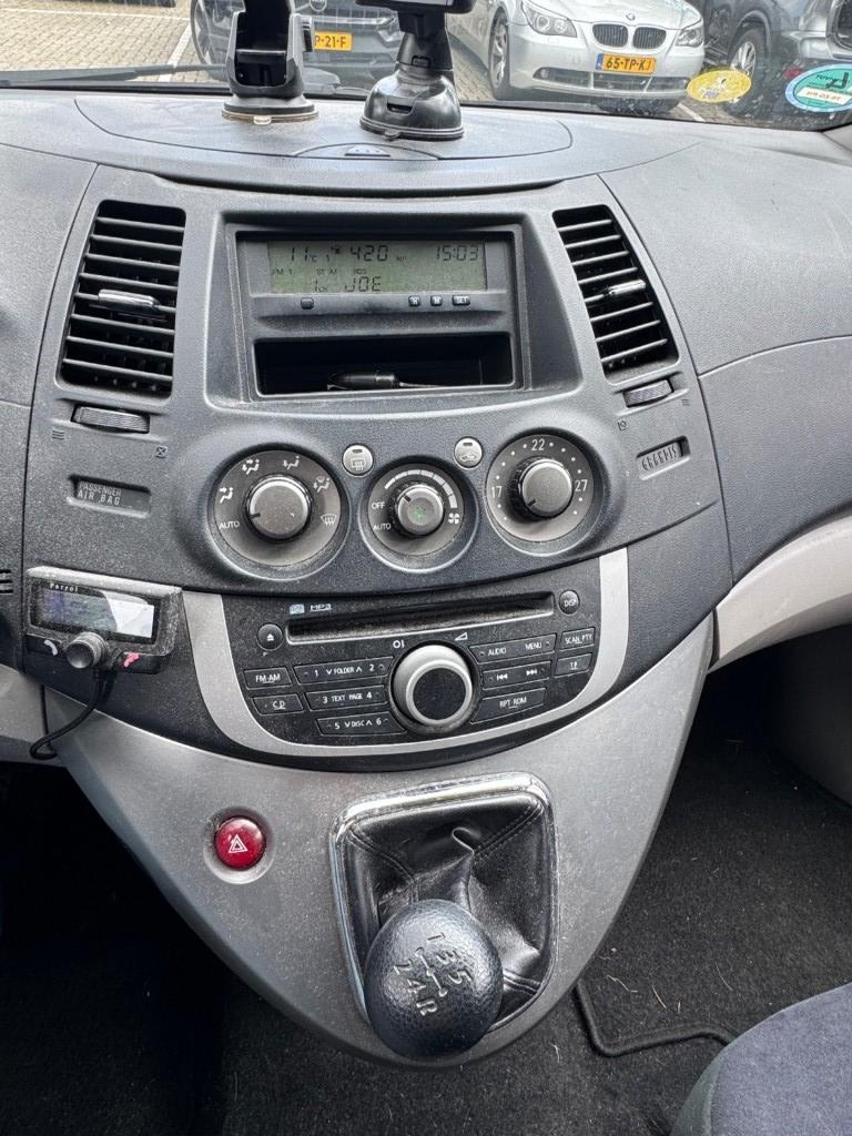 Mitsubishi GRANDIS 2.4-16V InSport 7PERS. AIRCO TREKHAAK PDC, Auto's, Mitsubishi, Voorwielaandrijving, 7 stoelen, Bedrijf, Handgeschakeld