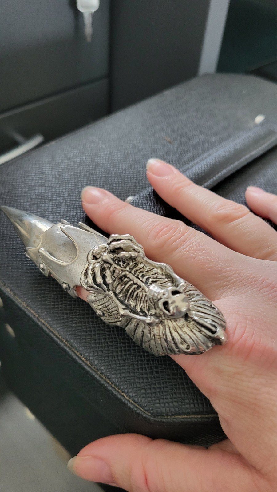 Unieke Zilverkleurige RVS Skelet Vingerring - Gothic Stijl, 18 tot 19, Gebruikt, IJzer of Staal, Ophalen of Verzenden