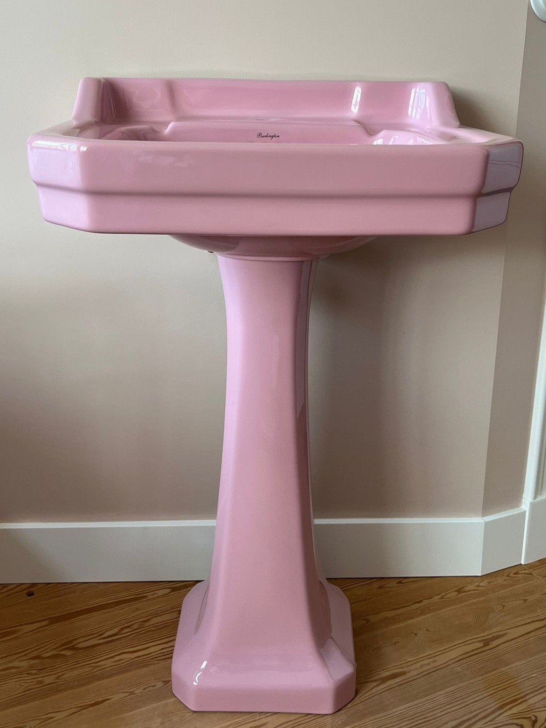 Roze Burlington wastafel met zuil - Zo goed als nieuw, Doe-het-zelf en Verbouw, Ophalen, Nieuw, Wastafel