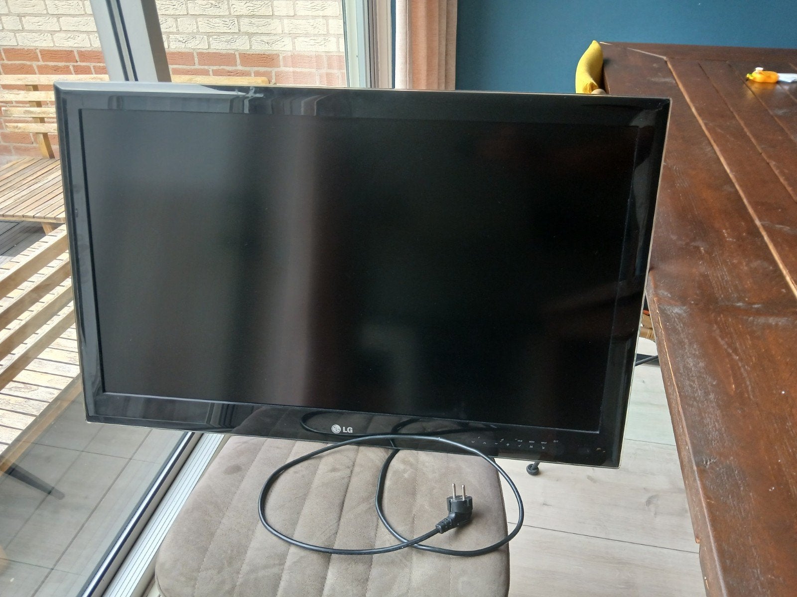 LG TV - Gebruikt, perfect voor slaapkamer of keuken, Gebruikt, Ophalen of Verzenden, LG, 60 tot 80 cm