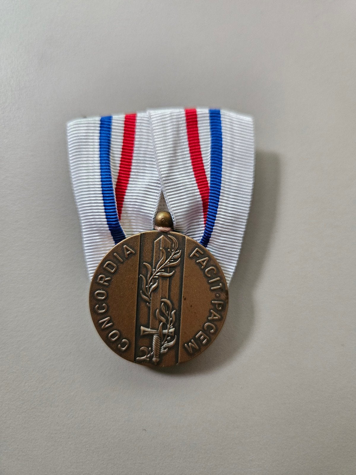 HMV medaille onderscheiding multinationale vredesoperaties, Ophalen of Verzenden, Landmacht, Nederland, Lintje, Medaille of Wings