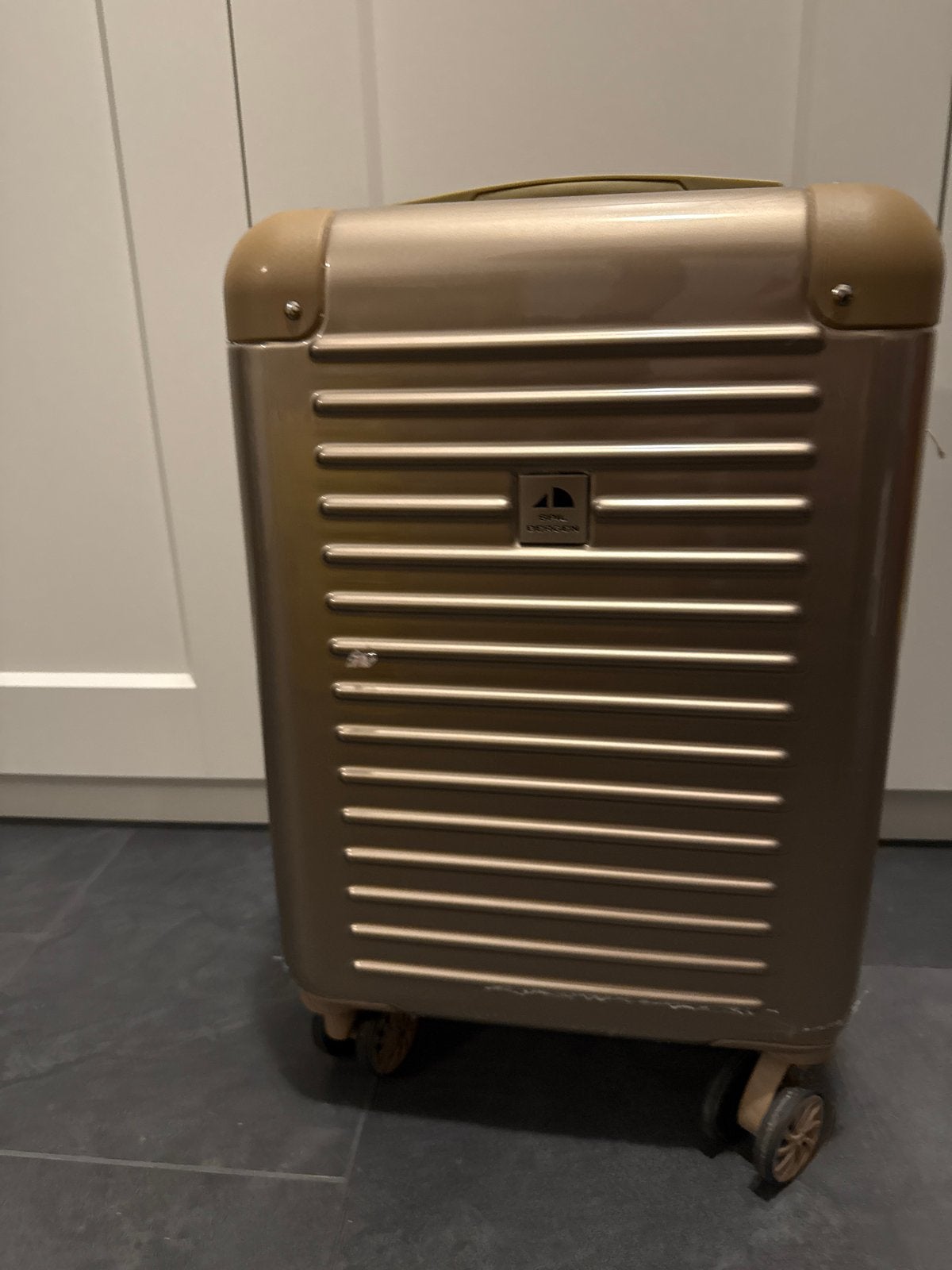 Gouden koffer met wieltjes, Sieraden, Tassen en Uiterlijk, Gebruikt, 50 tot 60 cm, Hard kunststof, Ophalen of Verzenden