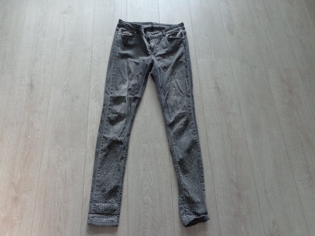 damesspijkerbroek met siersteentjes van Nikkie, maat 32, Ophalen of Verzenden, Gedragen, Overige kleuren, W30 - W32 (confectie 38/40)