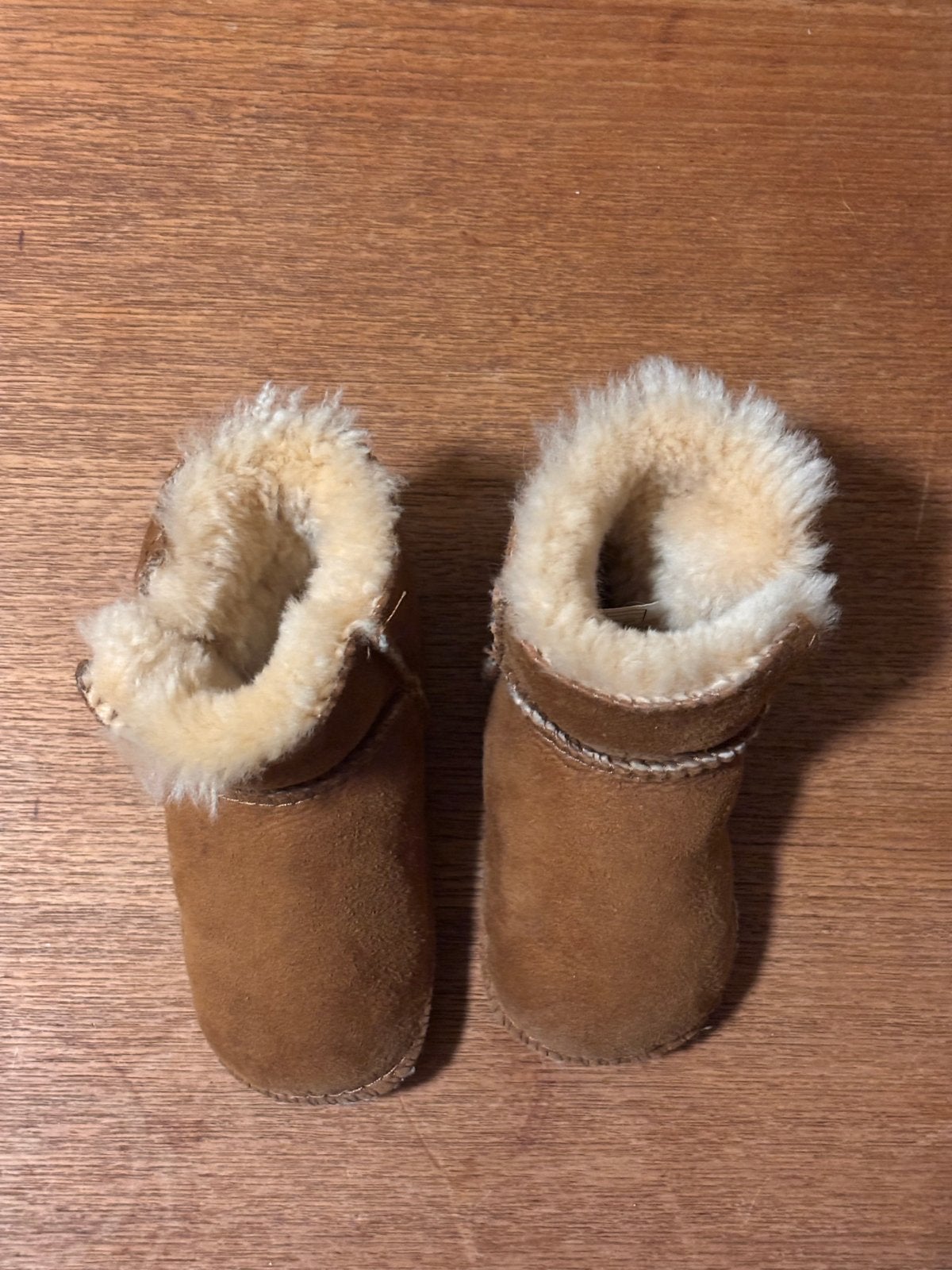 UGG baby sloffen - heerlijk warm voor de kleintjes, Ophalen of Verzenden, Gebruikt, Jongetje of Meisje, Slofjes