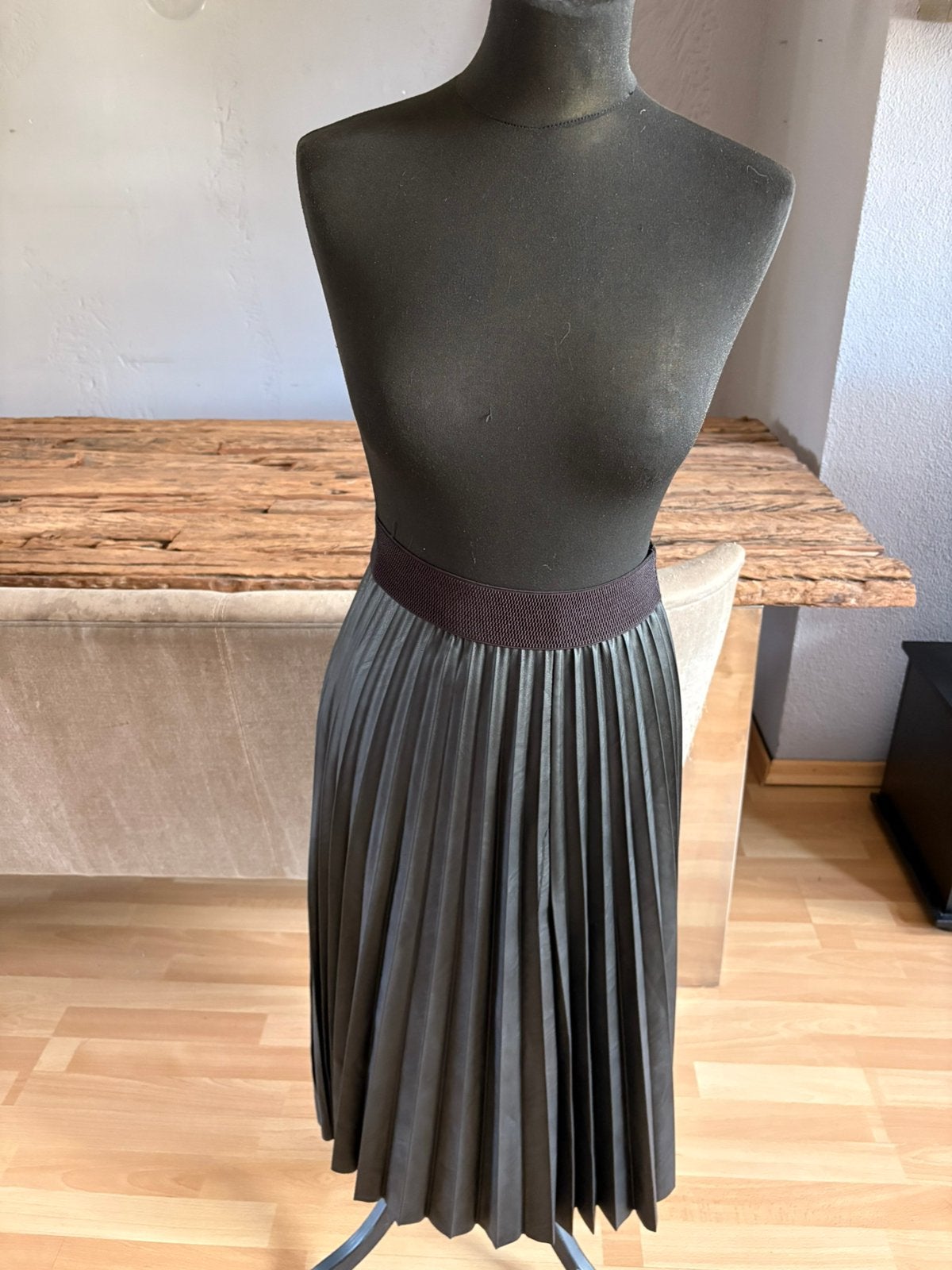 Mooie zwarte leatherlook plisse rok mt 38 ZGAN, Kleding | Dames, Maat 38/40 (M), Zwart, Ophalen of Verzenden, Zo goed als nieuw
