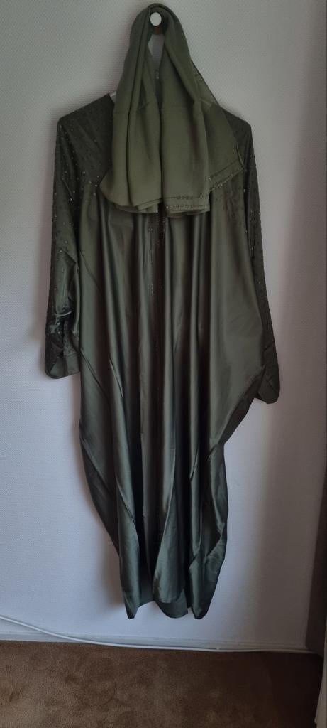 Elegante abaya met hoofddoek, maat M L XL smaragdgroen, Maat 46/48 (XL) of groter, Nieuw, Ophalen of Verzenden, Onder de knie