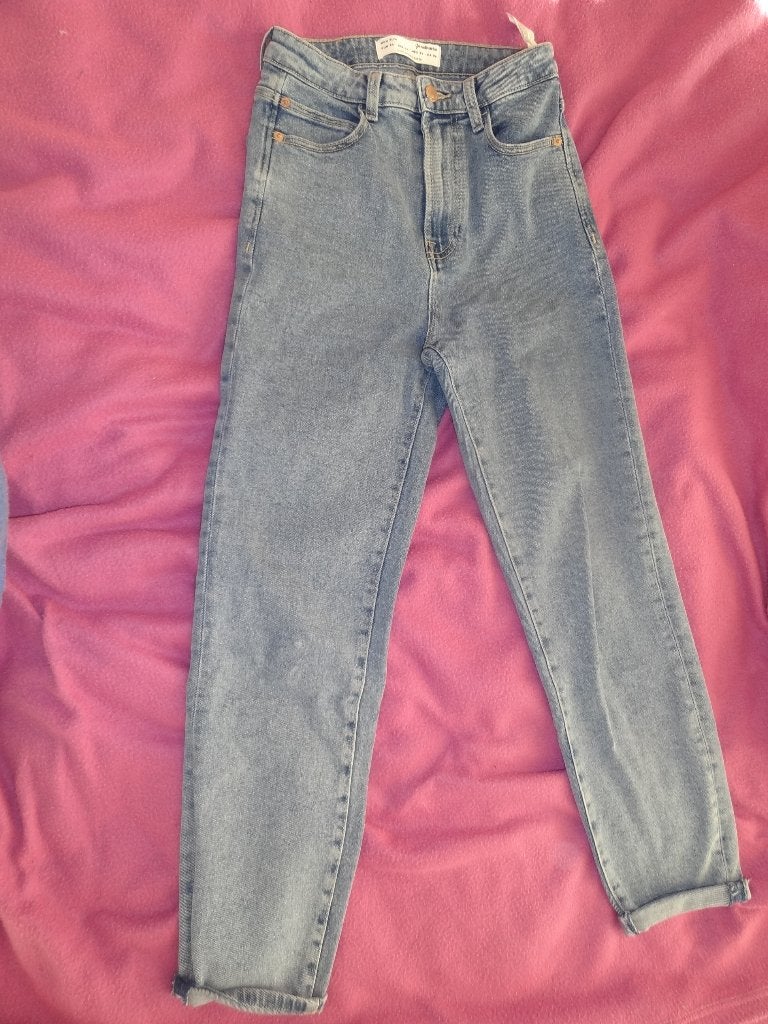 spijkerbroek mt 34 Stradivarius slim mom jeans uk06, Kleding | Dames, Ophalen of Verzenden, Zo goed als nieuw, Blauw, W27 (confectie 34) of kleiner