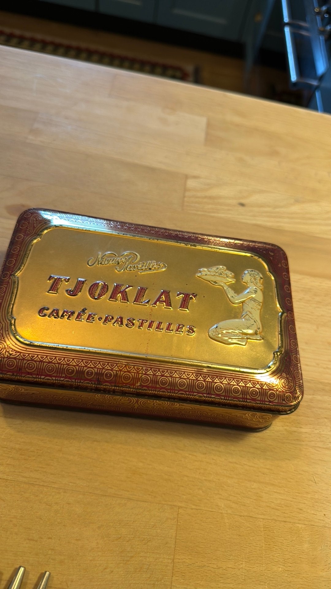 Blikje vintage tjoklat, Ophalen of Verzenden, Gebruikt, Koek(jes), Overige merken