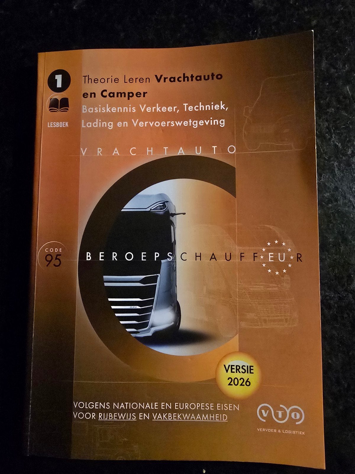 Theorieboek Vrachtauto en Camper Code 95 Versie 2026, Ophalen of Verzenden, Zo goed als nieuw, MBO, VTO Vervoer & Logistiek
