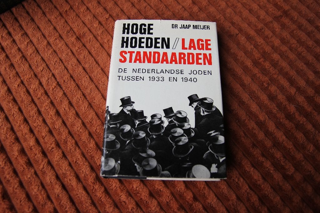 Hoge hoeden lage standaarden, Ophalen of Verzenden, Gelezen