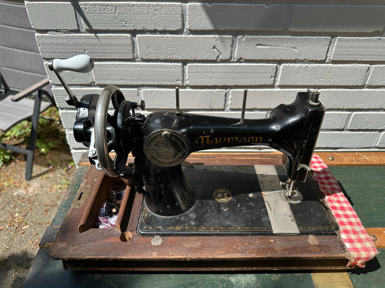 Decoratieve oude Naumann naaimachine, Ophalen