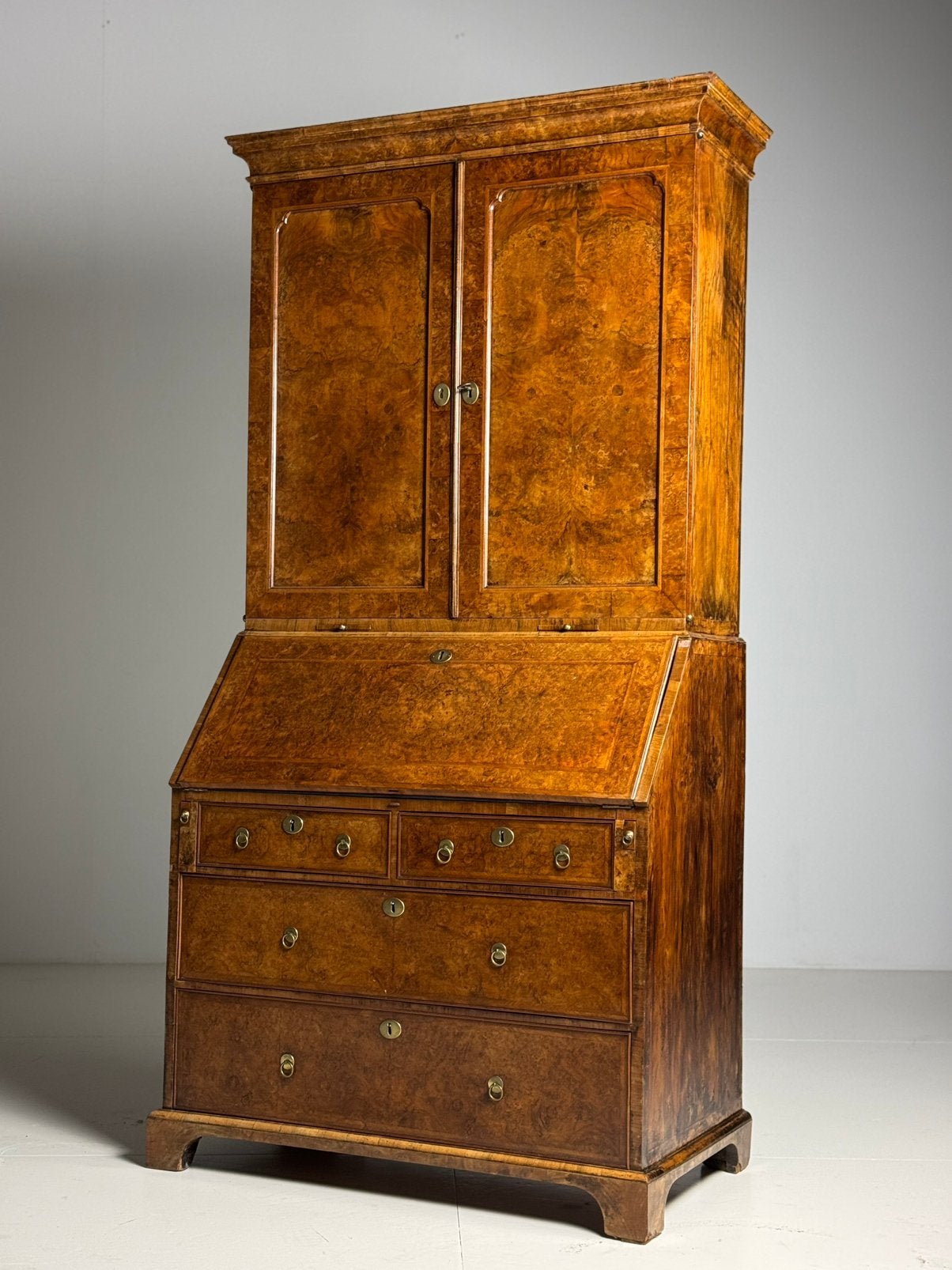 Burr walnut bureau bookcase Engels antiek