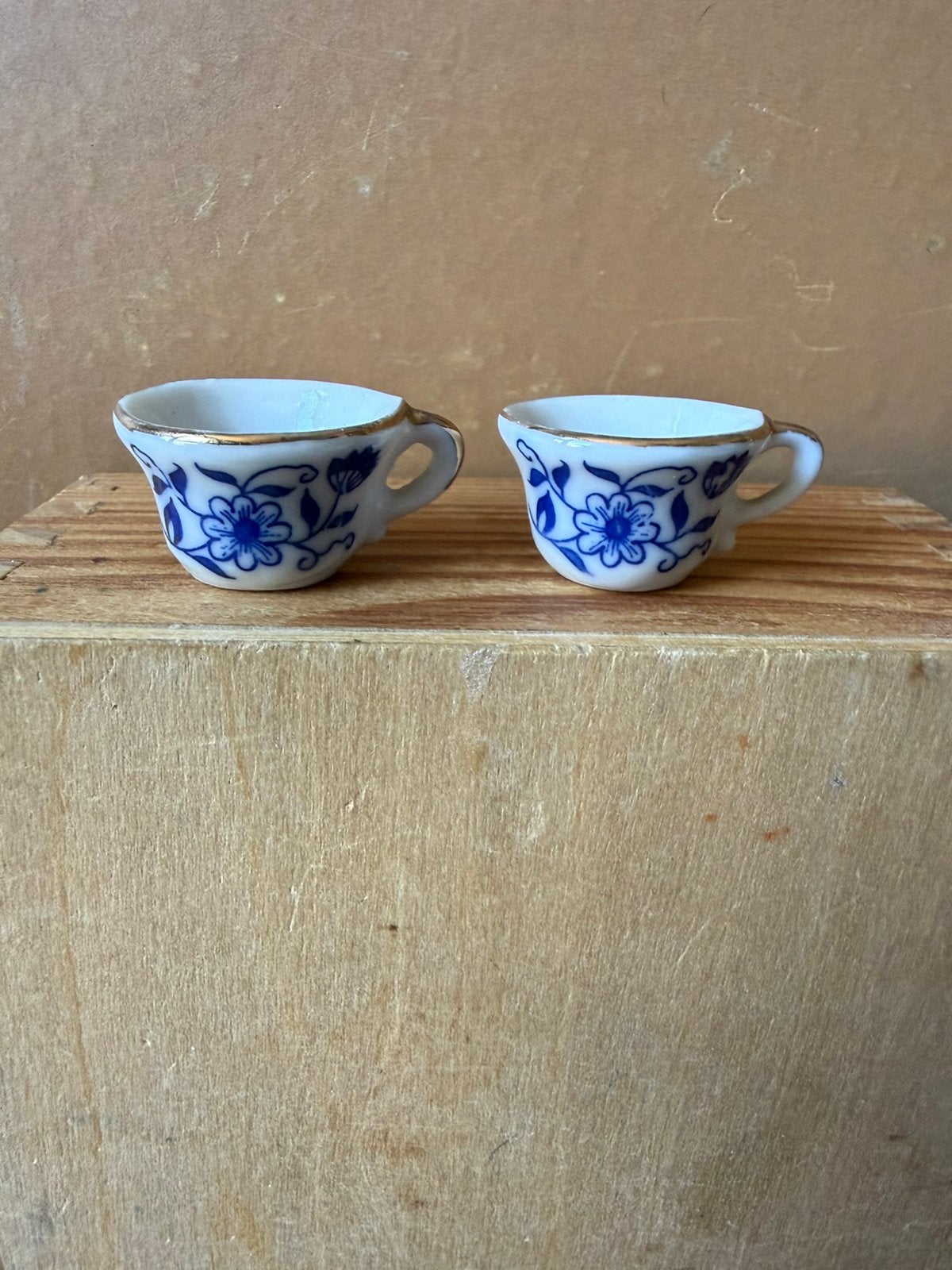 0.50 pst - po pispot of kopje - hxb 1.3x2.3cm - keramiek, Ophalen of Verzenden, Zo goed als nieuw, Poppenhuis