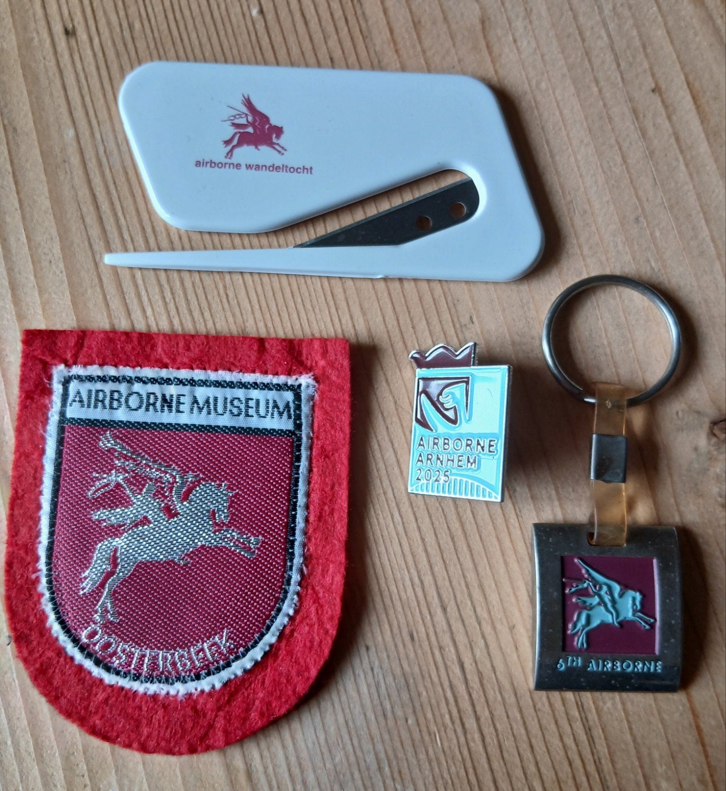 Airborne Slag om Arnhem memorabilia set, Verzenden, Landmacht, Nederland, Embleem of Badge