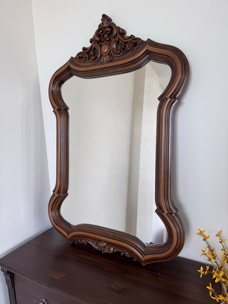 Vintage zware spiegel met sierlijke houten lijst, Antiek en Kunst, Antiek | Spiegels, Ophalen, Overige vormen, 50 tot 100 cm, 100 tot 150 cm