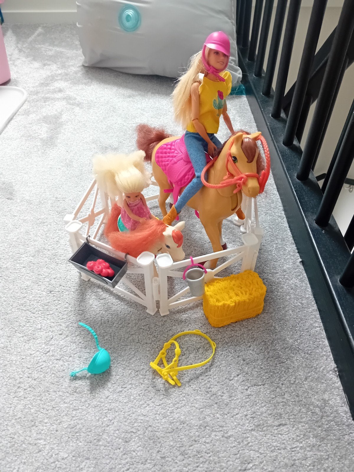 Barbie paardenstal speelset met twee poppen en paarden, Kinderen en Baby's, Ophalen, Gebruikt, Barbie
