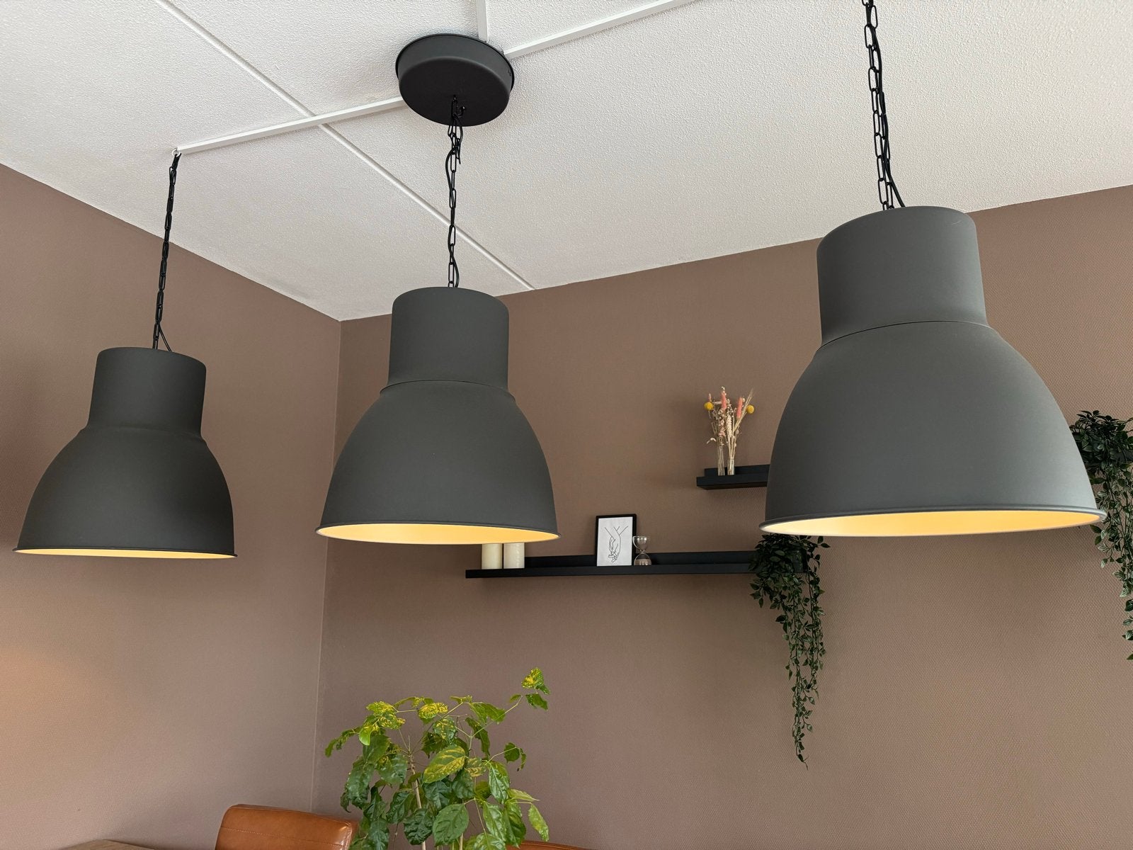 Set van 3 IKEA Hektar industriële hanglampen - IZGS, Huis en Inrichting, Lampen | Hanglampen, Ophalen, Zo goed als nieuw, Metaal