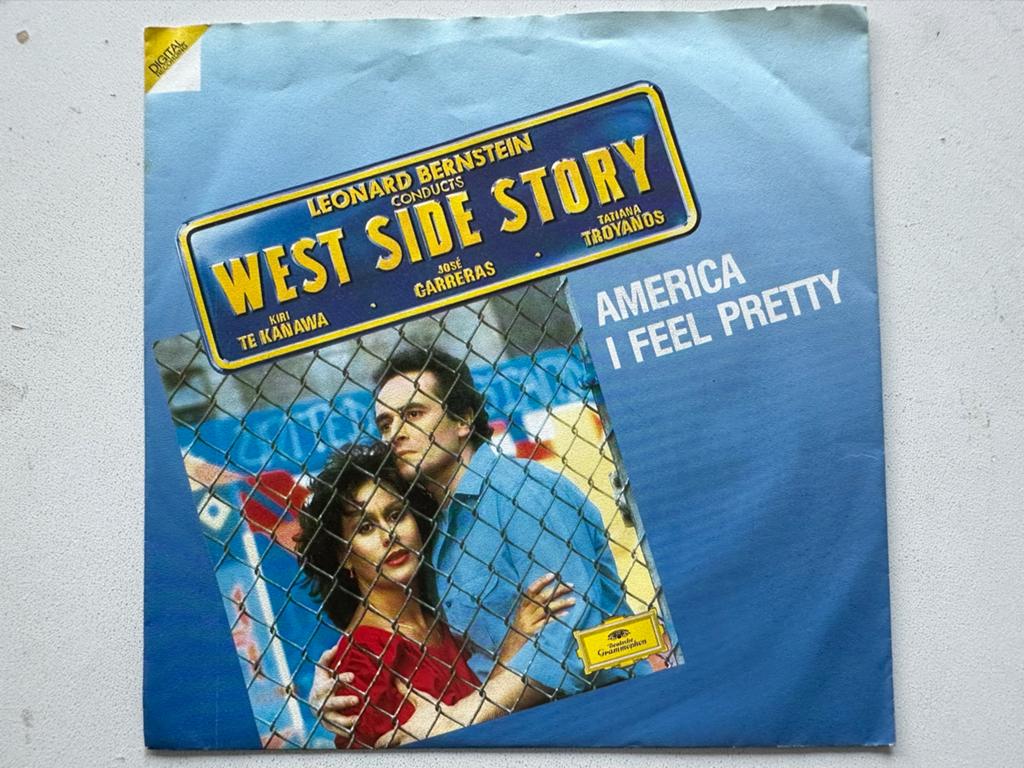 West Side Story - America / I Feel Pretty (Single), Cd's en Dvd's, Vinyl Singles, Fotohoes, Ophalen of Verzenden, Gebruikt, Filmmuziek en Soundtracks