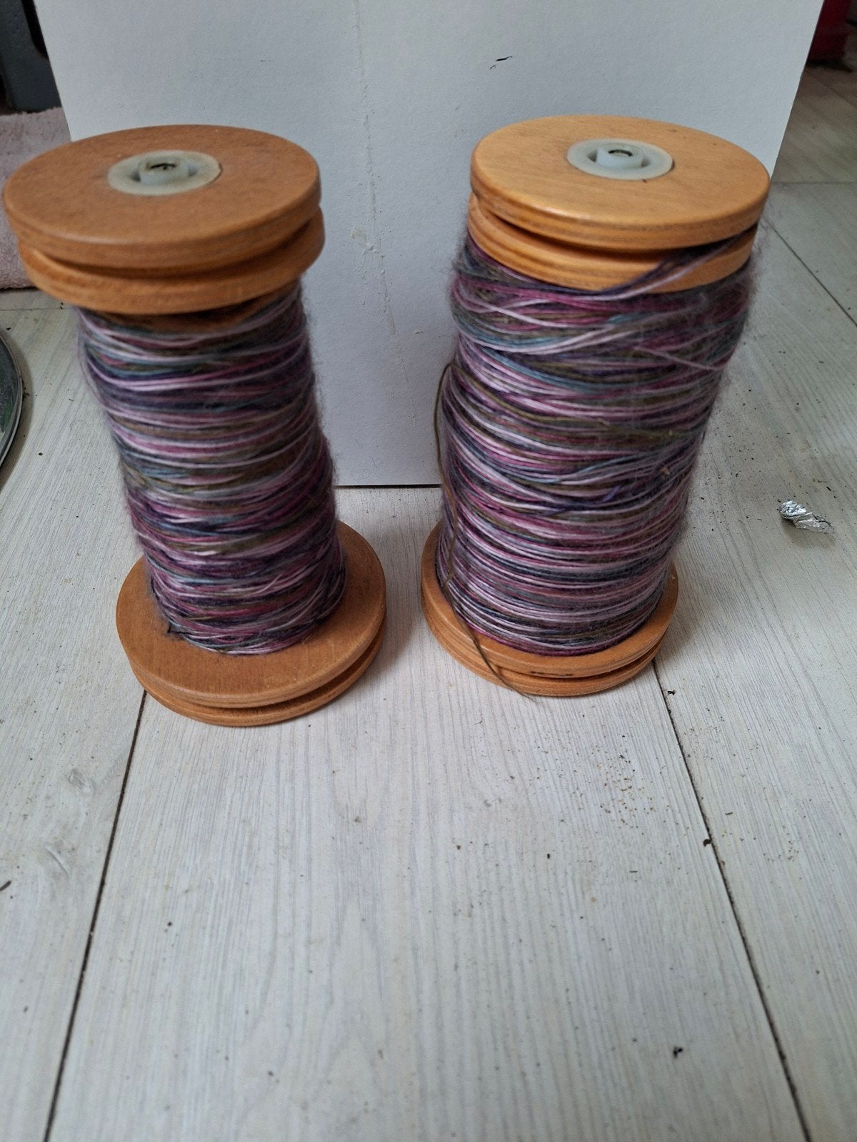 Twee klossen voor een Louet spinnenwiel, Ophalen of Verzenden, Gebruikt, Spinwol