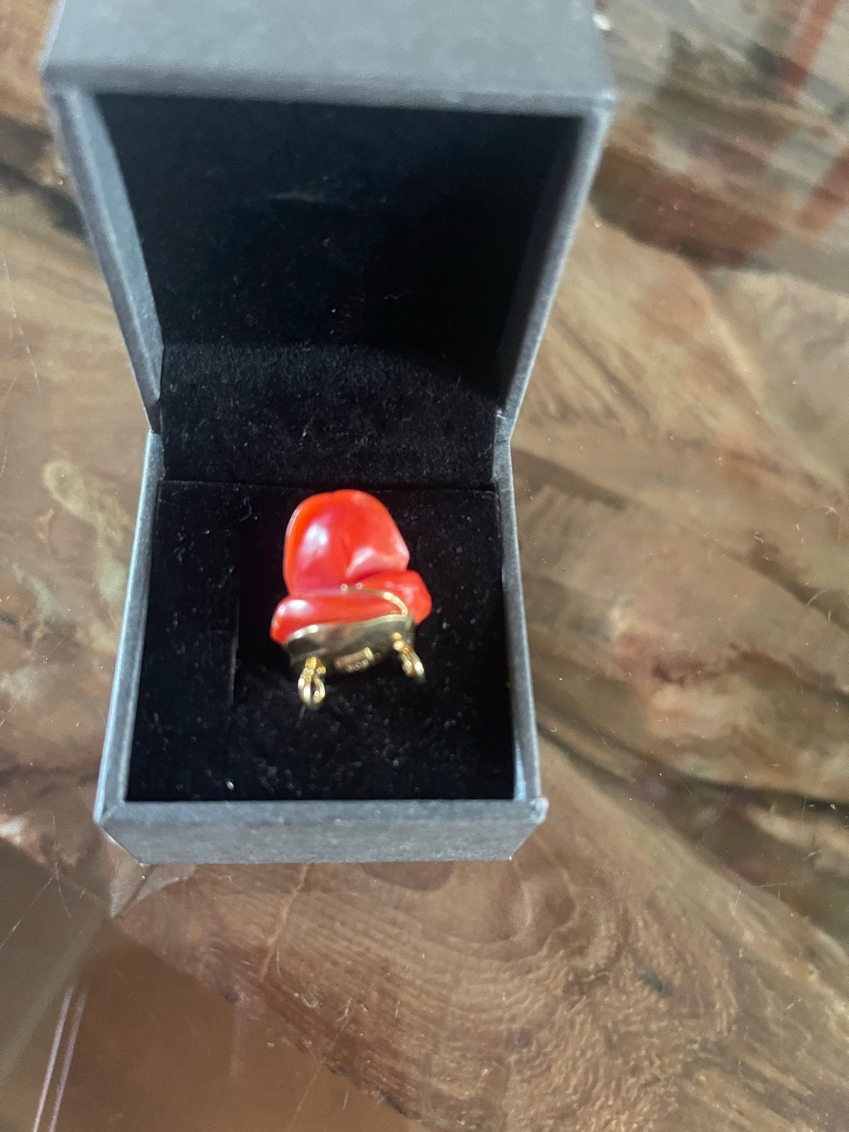 Prachtige rode bloedkoraal roos hanger 2cm in geschenkdoosje, Ophalen of Verzenden, Goud