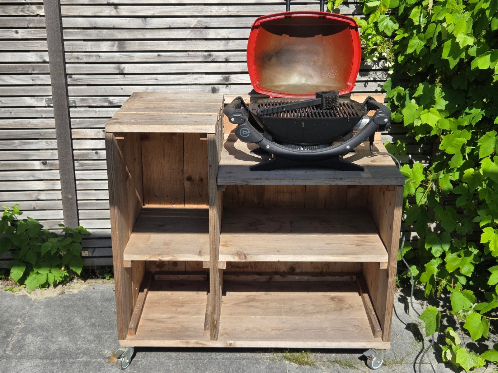 Gratis barbecue meubel 110 x 57 x 103 (BxDxH), Tuin en Terras, Buitenkeukens, Ophalen, Gas