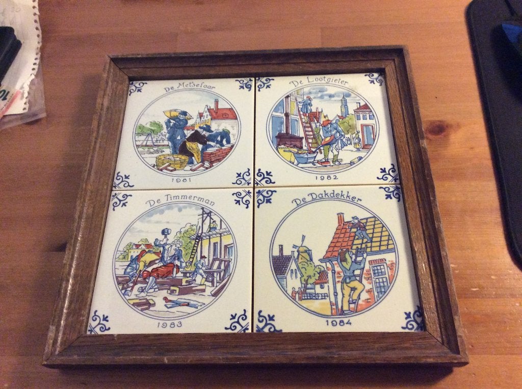 4 tegeltjes in lijst. Beroepen Makkum-keramiek. 31 x 31 cm, Ophalen of Verzenden