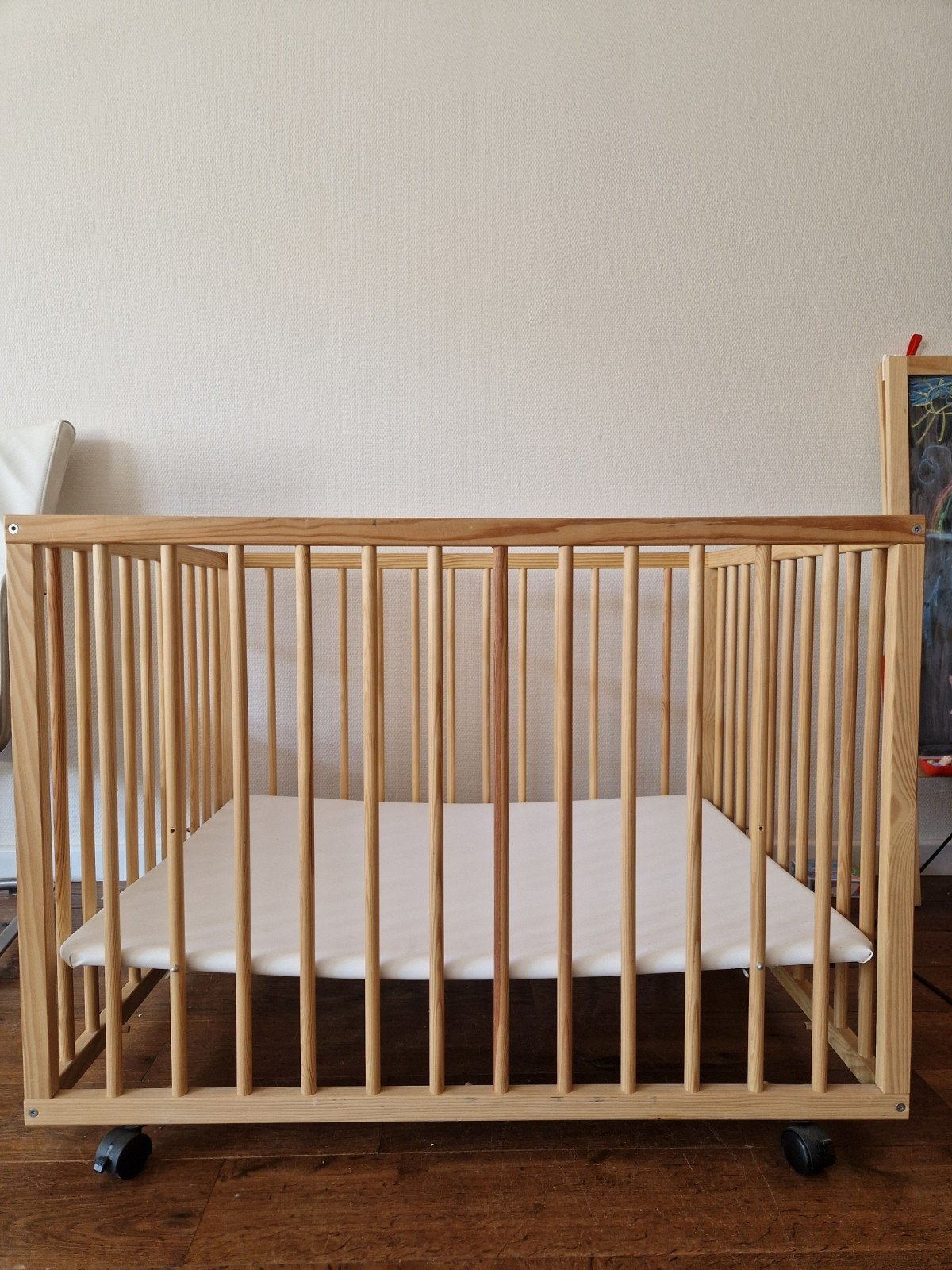 Houten box 77x97 cm met 2 boxkleden en ronde spijlen, Kinderen en Baby's, Ophalen, Gebruikt, Rechthoekig, In hoogte verstelbaar