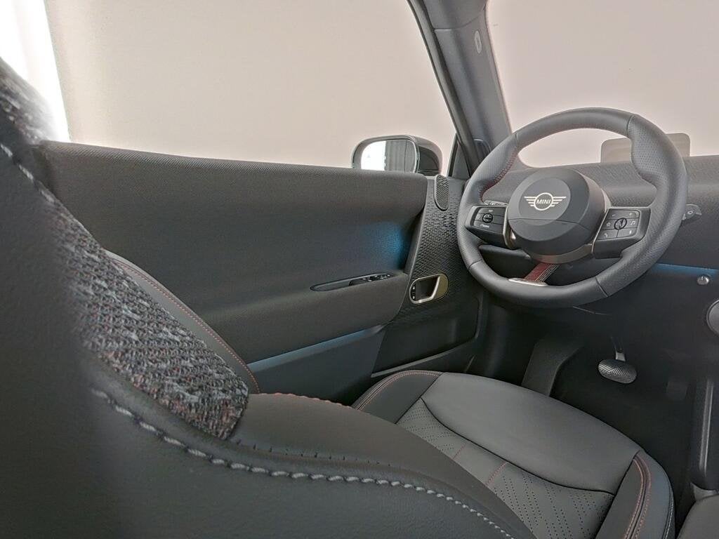 MINI Hatchback Cooper SE / JCW / Pakket M / JCW / Pakket M /, Auto's, Dealer onderhouden, 402 km, Gebruikt, Zwart