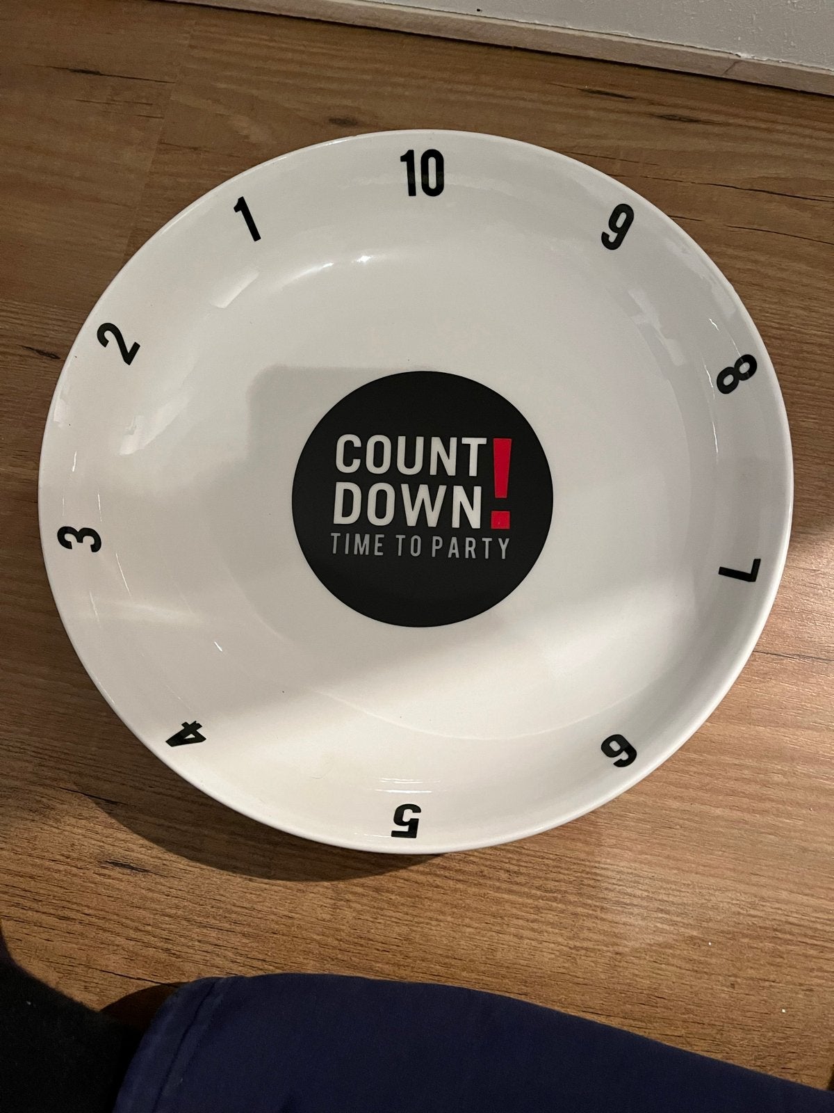 Grote 'Count Down! Time to Party' schaal, wit met zwart, Gebruikt, Porselein of Keramiek, Schaal, Verzenden
