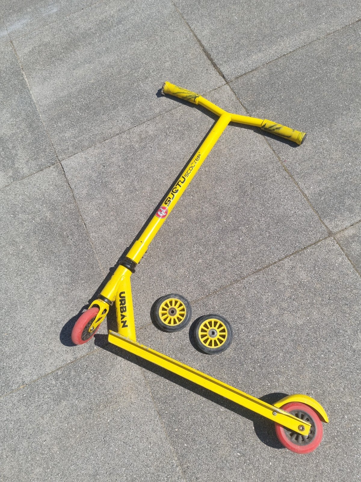 Gele Stuntstep Urban Succtj Scooter met extra wielen, Ophalen of Verzenden, Gebruikt, Gewone step, Urban Stunt Scooter