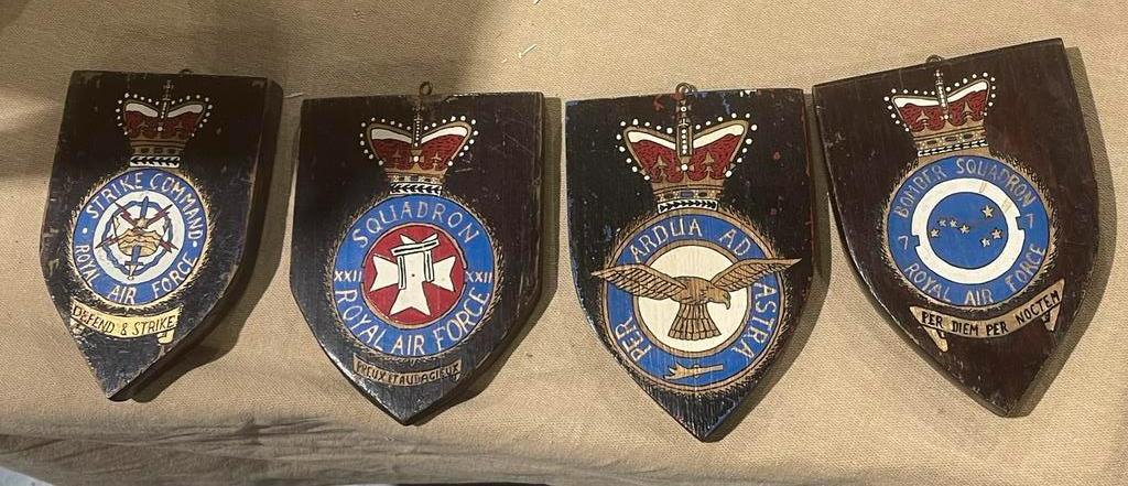 set 4 RAF wapenschildjes leger luchtvaart R.A.F. squadrons, Ophalen of Verzenden, Landmacht, Engeland, Embleem of Badge