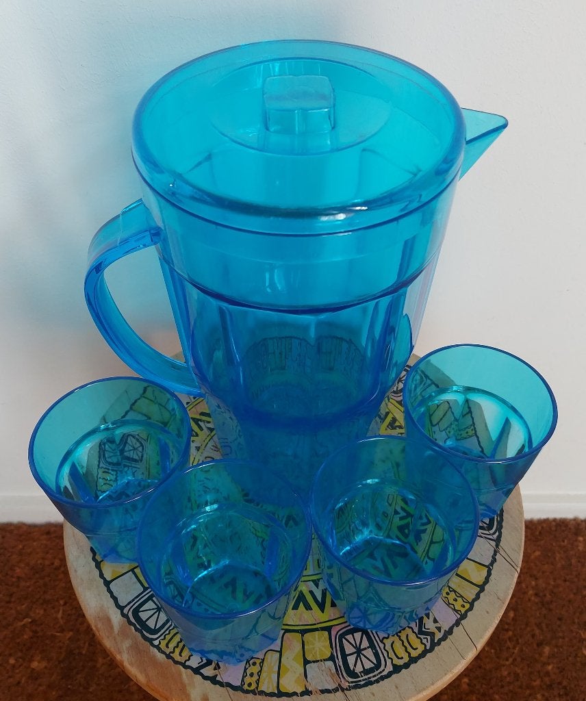 Blauwe kunststof schenkkan / waterkanset met 4 glazen, Kunststof, Ophalen of Verzenden, Zo goed als nieuw, Overige typen