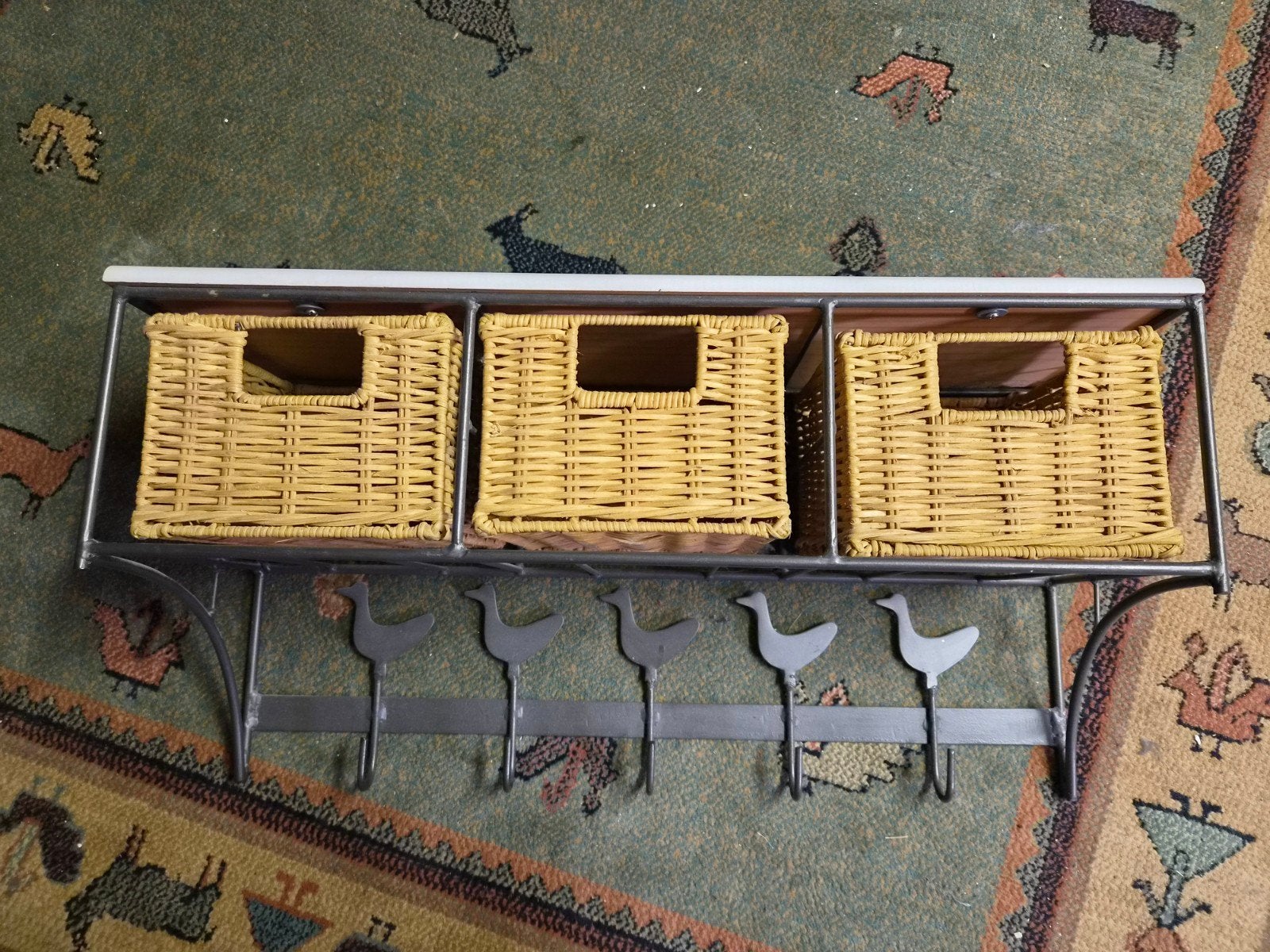 Wandkapstok met rieten manden en vogelhaken, Huis en Inrichting, Ophalen of Verzenden, Gebruikt, Metaal, Wandkapstok