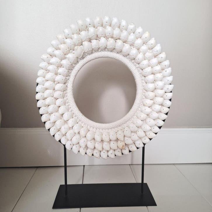 Witte ronde schelpenketting op zwarte stand, Nieuw, Ophalen of Verzenden, X, X