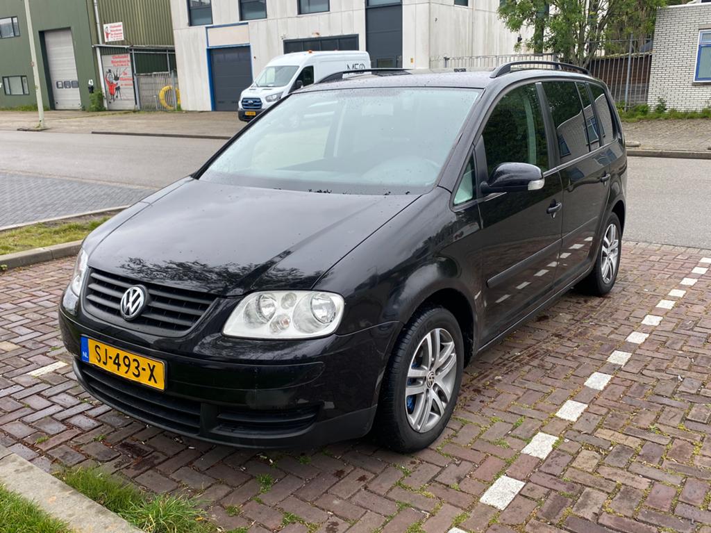 Volkswagen Touran 2004 Zwart, Auto's, Volkswagen, 7 stoelen, Zwart, 115 pk, 17 km/l