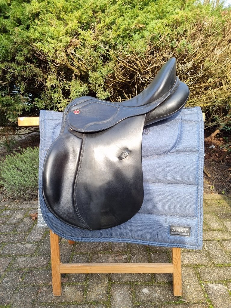 Kieffer Venedig Exclusiv 17 inch veelzijdigheidszadel, Ophalen, Gebruikt, M (17 inch), Inclusief stijgbeugels