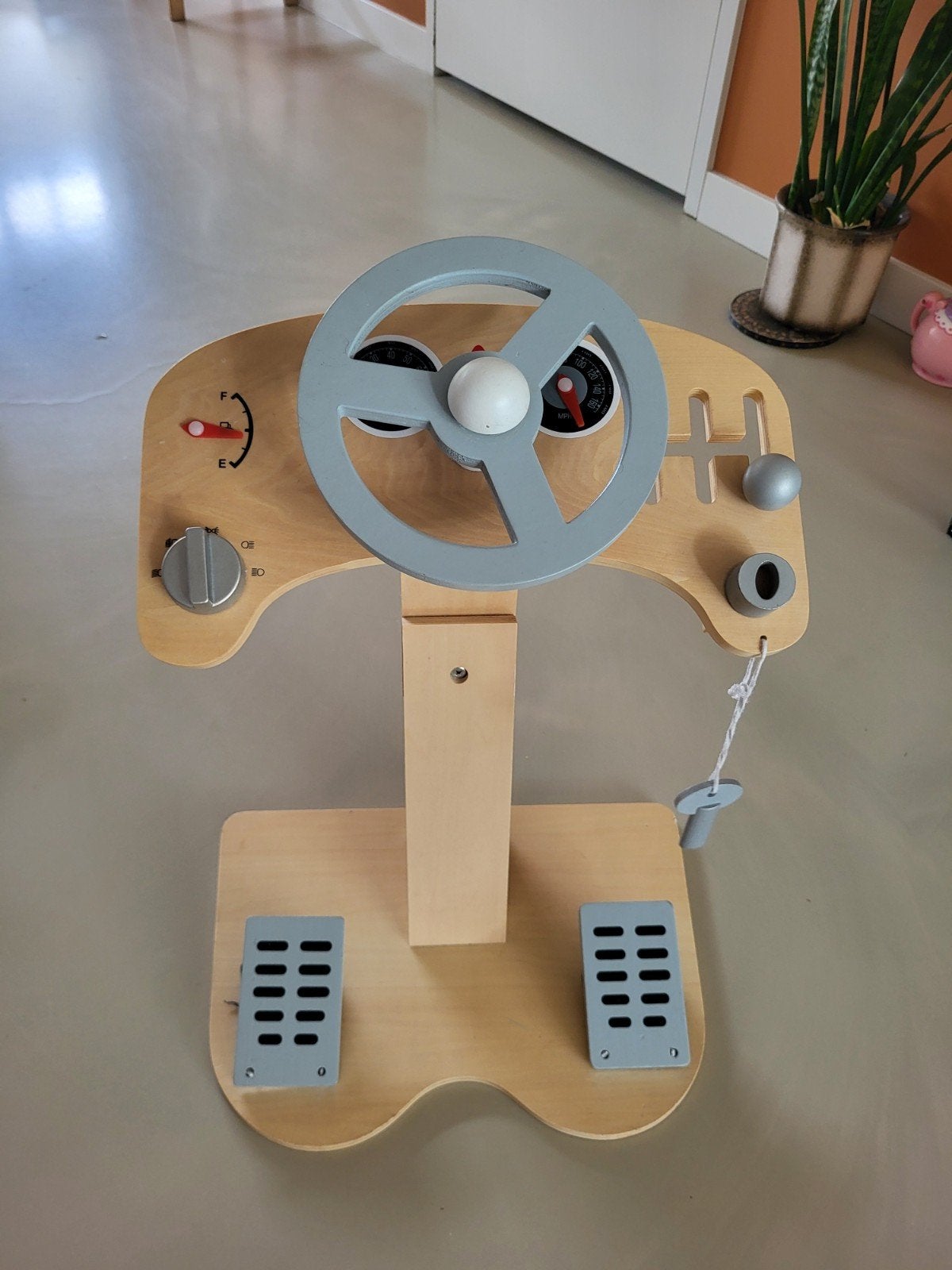 Houten speelstuur met pedalen - Mamamemo, Ophalen, Gebruikt, Rij- of Hobbelspeelgoed