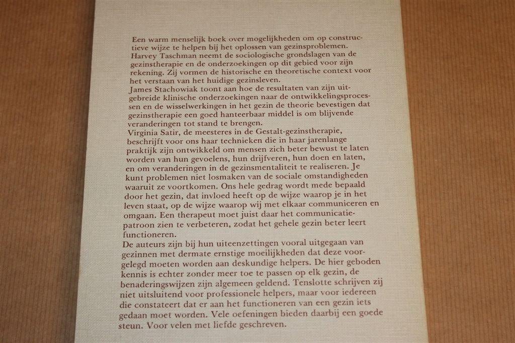 Het zit in de Familie — Gezinstherapie van Virginia Satir, Ophalen of Verzenden, Gelezen, Overige onderwerpen, Achtergrond en Informatie