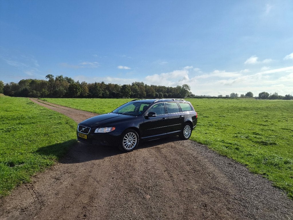 Volvo V70 2.5T | Leder | Trekhaak | Stoelverw. | APK 2027, Auto's, Voorwielaandrijving, Dealer onderhouden, 1800 kg, Zwart