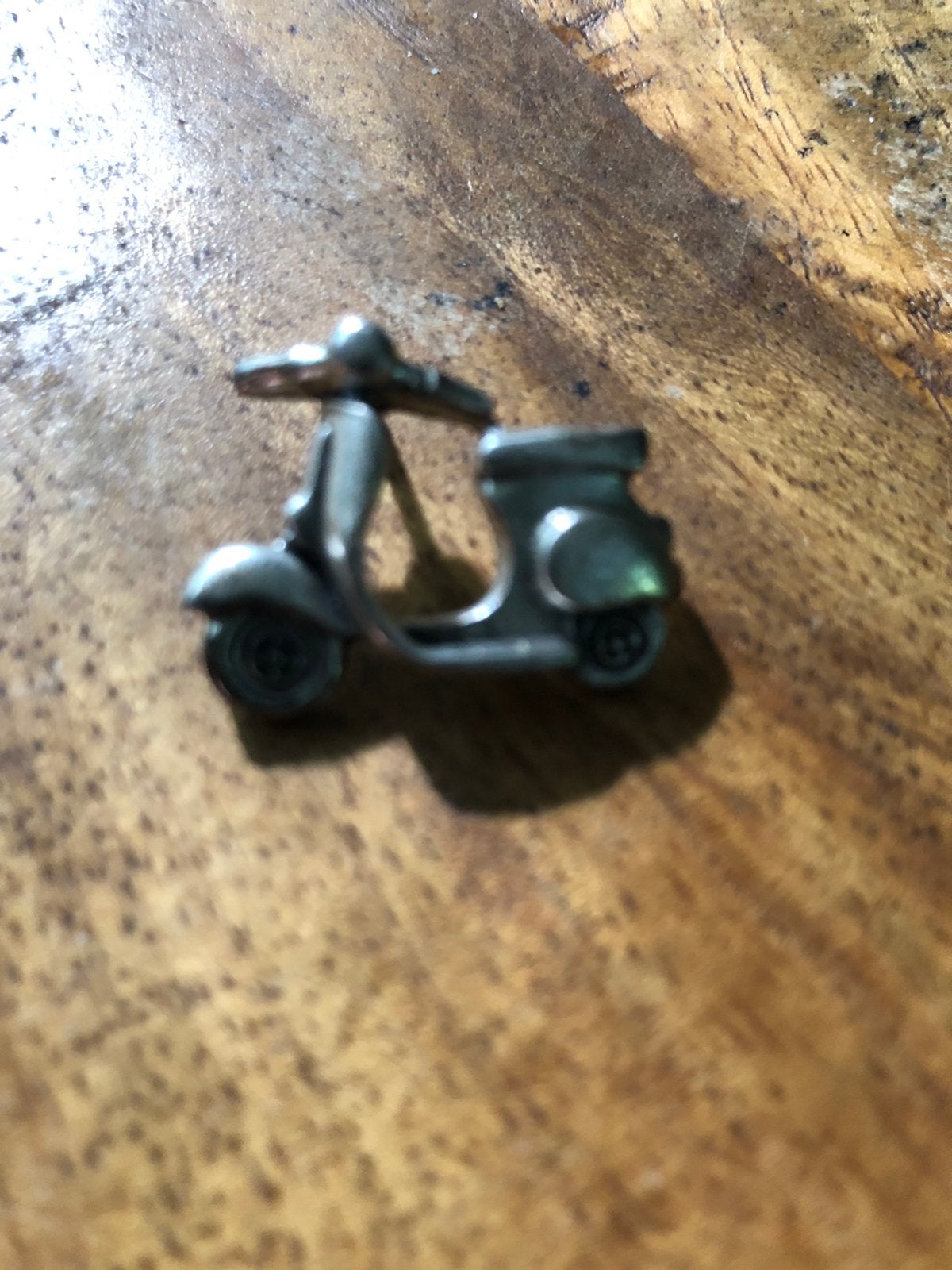 Bintage scooter ( vespa) pin jaren 80/90, Verzamelen, Speldjes, Pins en Buttons, Ophalen of Verzenden, Zo goed als nieuw, Speldje of Pin