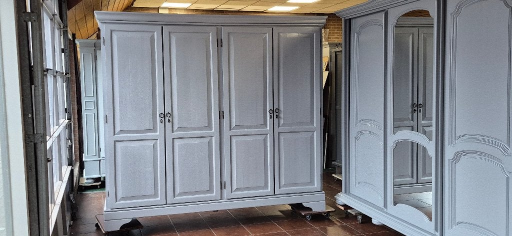Verschillende brocante houten garderobe kasten, kledingkast, Ophalen