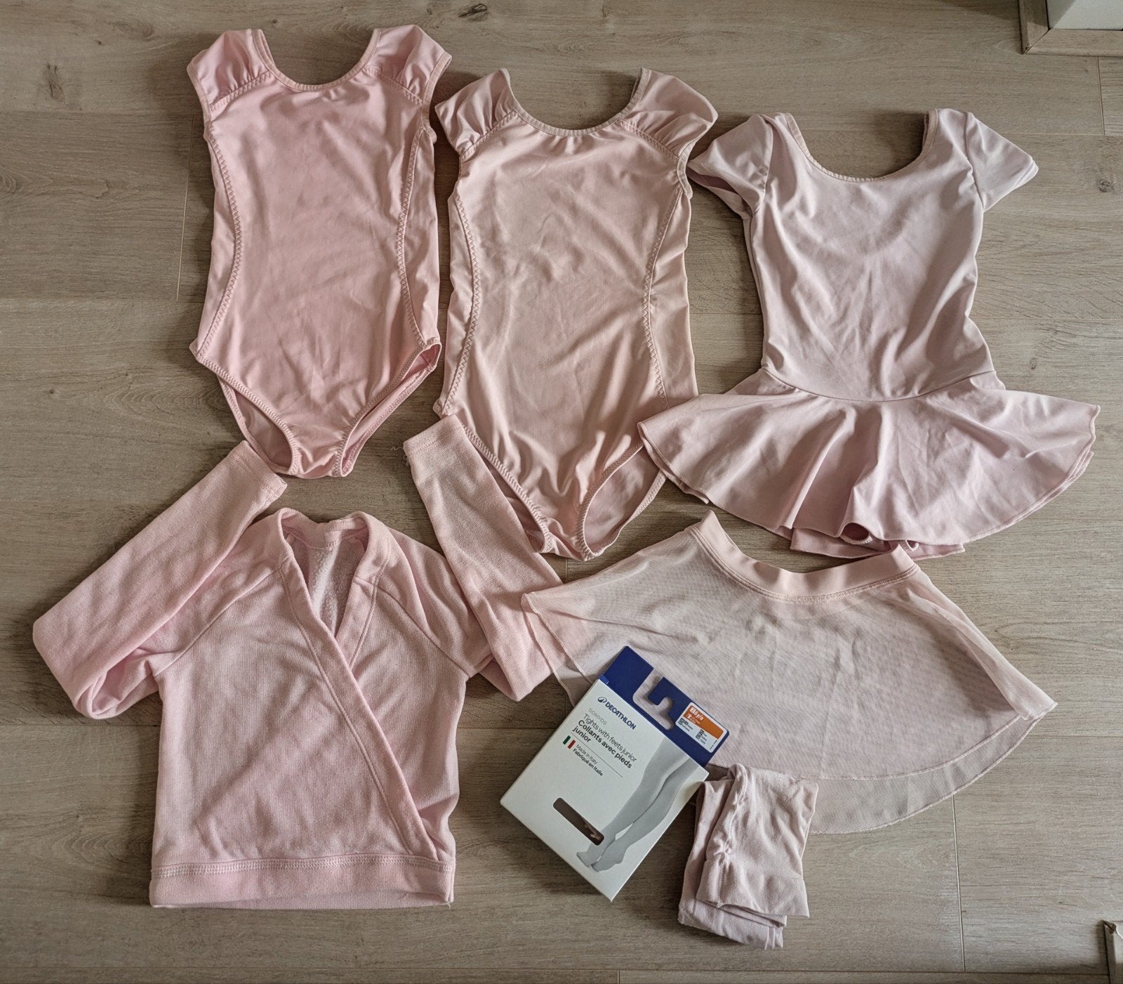 Balletkleding meisjes: 3 pakjes, 2 maillots, vestje, rokje, Sport en Fitness, Ballet, Ophalen of Verzenden, Zo goed als nieuw