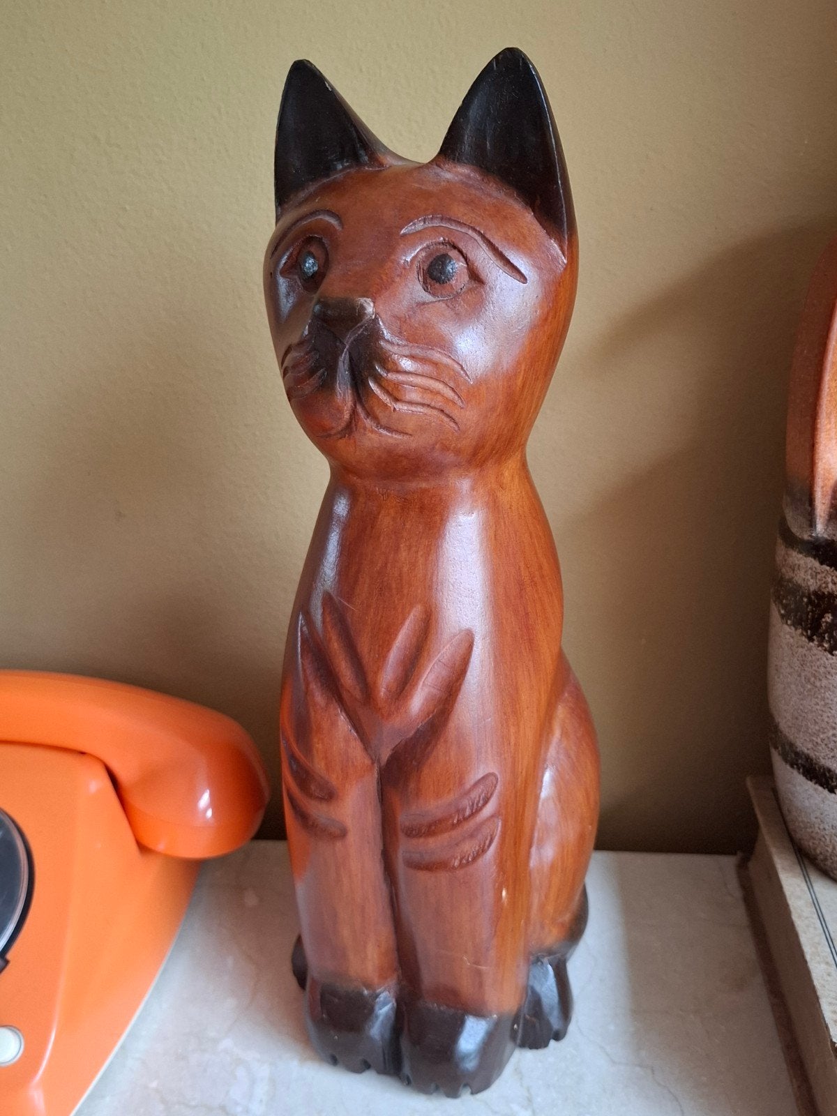Grote houten kat - beeld, Antiek en Kunst, Kunst | Beelden en Houtsnijwerken, Ophalen of Verzenden, 20 - 50 cm, Beeld, Hout