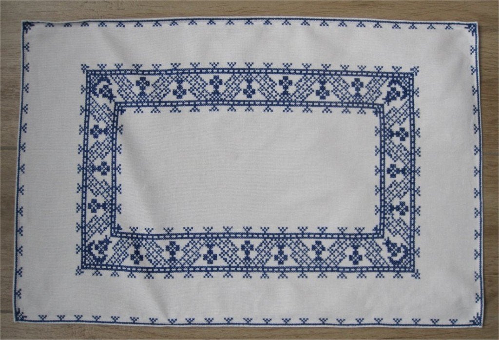 Kleedje met blauwe, geborduurde randen, Ophalen of Verzenden