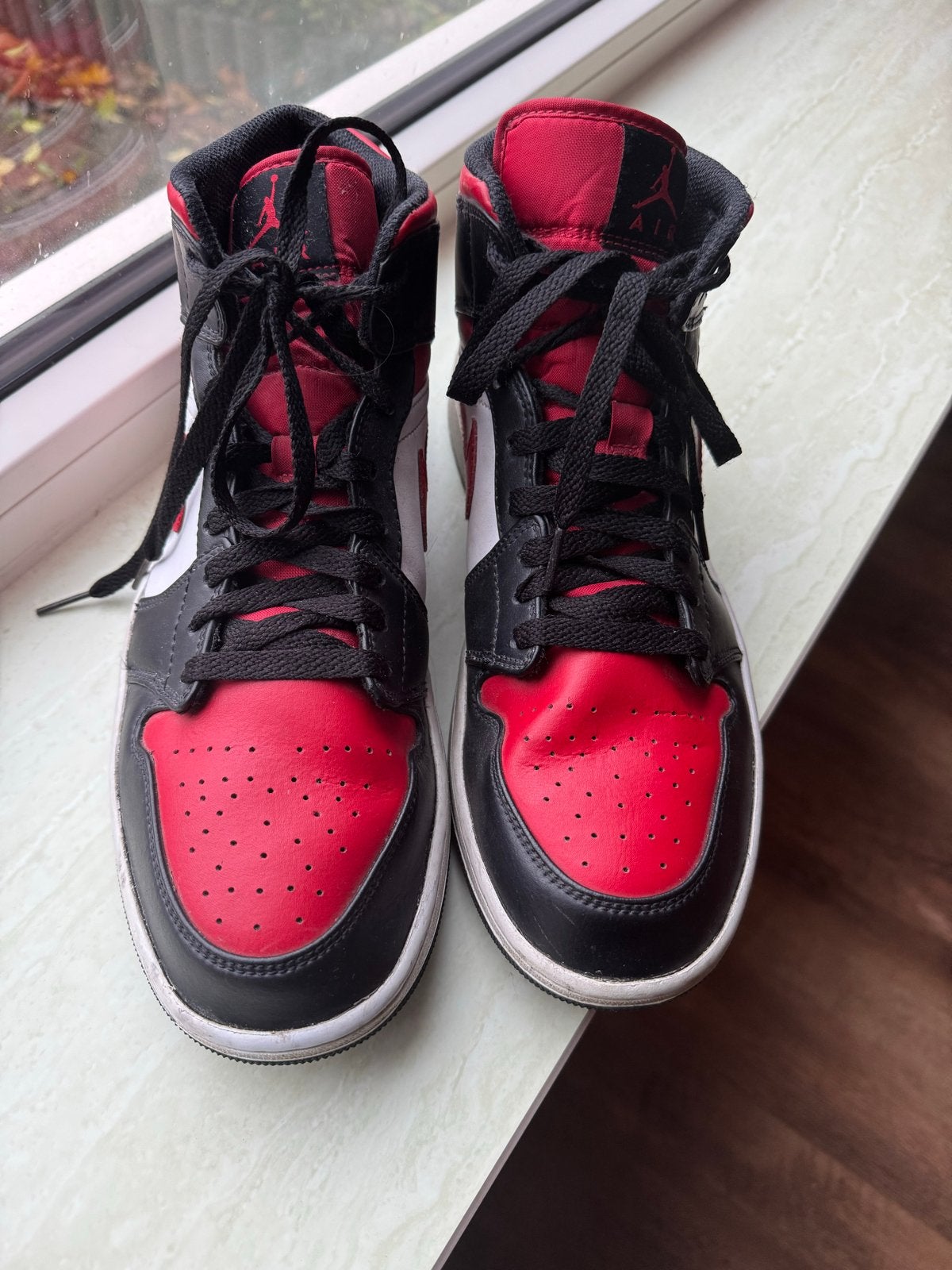 Nike Air Jordan 1 Mid - Rood, Zwart, Wit, Ophalen of Verzenden, Gedragen, Zwart, Sneakers of Gympen