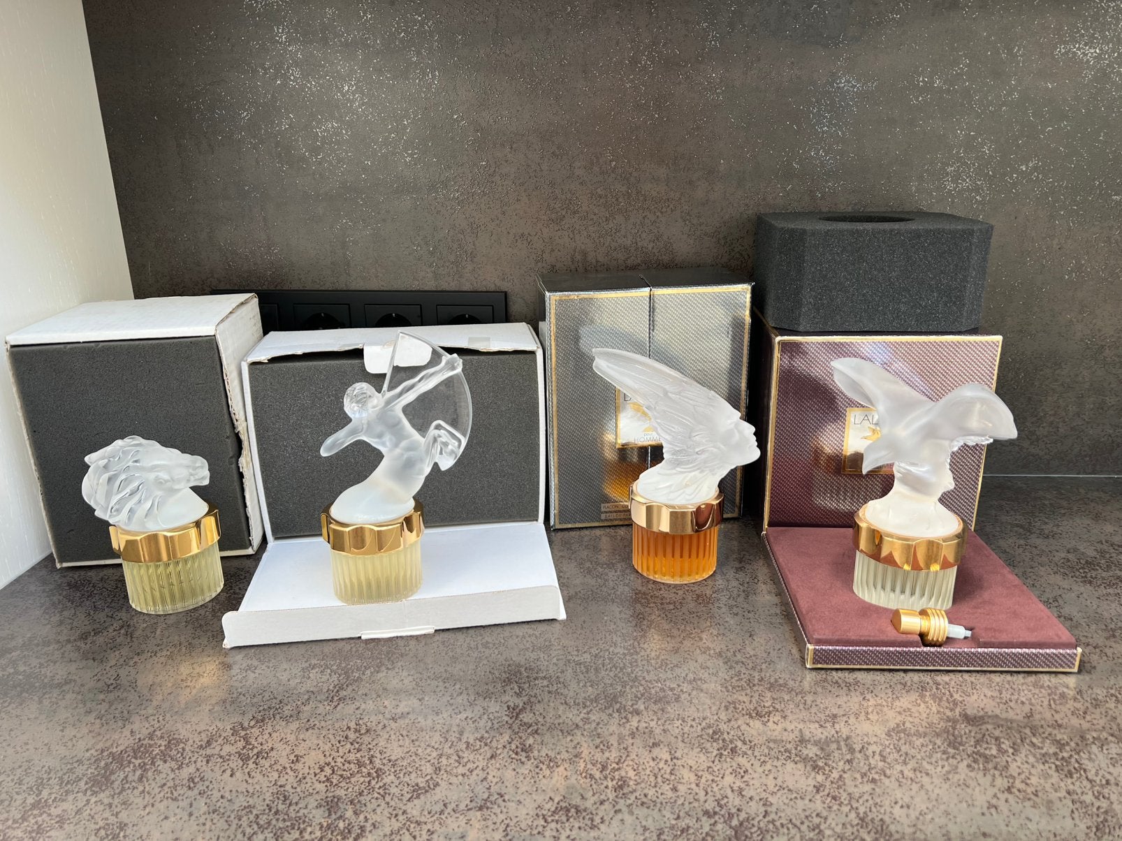 Lalique jaarstukken 4 stuks orginele geur en factice, Verzamelen, Parfumverzamelingen, Ophalen, Zo goed als nieuw, Miniatuur